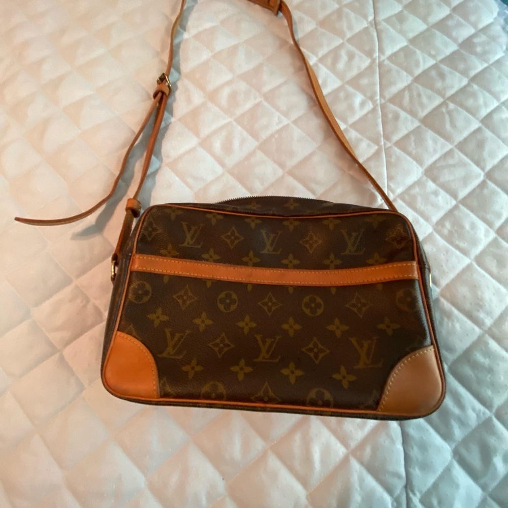 Louis Vuitton cross body purse